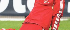 Strecken für den Einsatz. Manuel Neuer spielt trotz Magen-Darm-Infekt. Foto: Reuters