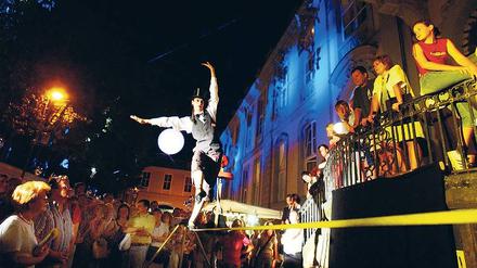 In Balance. In Mitte ist wieder Gauklerfest. Stimmungsvoll wird es besonders am Abend sein, auch wenn die historische Kulisse wegen Bauarbeiten teilweise fehlt. Foto: Sven Lambert