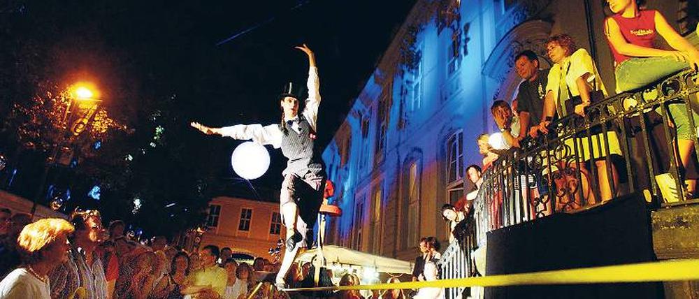 In Balance. In Mitte ist wieder Gauklerfest. Stimmungsvoll wird es besonders am Abend sein, auch wenn die historische Kulisse wegen Bauarbeiten teilweise fehlt. Foto: Sven Lambert