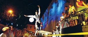 In Balance. In Mitte ist wieder Gauklerfest. Stimmungsvoll wird es besonders am Abend sein, auch wenn die historische Kulisse wegen Bauarbeiten teilweise fehlt. Foto: Sven Lambert