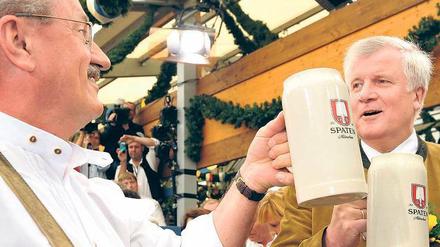 Prost! Münchens OB Christian Ude (SPD, links) und Bayerns Ministerpräsident Horst Seehofer (CSU) auf dem Oktoberfest. Foto: pa/dpa