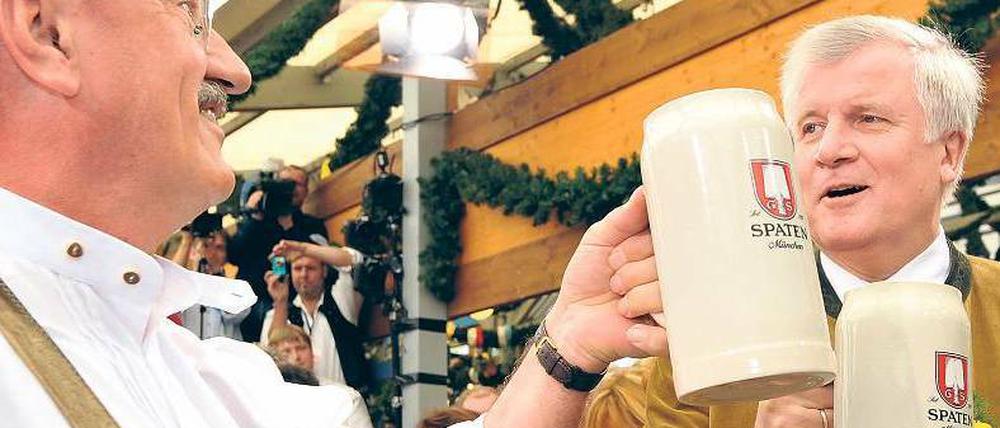 Prost! Münchens OB Christian Ude (SPD, links) und Bayerns Ministerpräsident Horst Seehofer (CSU) auf dem Oktoberfest. Foto: pa/dpa