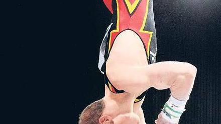 Auf dem Weg zum nächsten Höhenflug. Fabian Hambüchen hat bei seinem Comeback in Heidelberg an seinem Spezialgerät Reck 16,65 Punkte erreicht. Foto: dpa