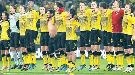 Abgehoben. Die Spieler vom Titelverteidiger Borussia Dortmund feiern schon wieder, diesmal den 3:1-Sieg über den Hamburger SV. Foto: Reuters