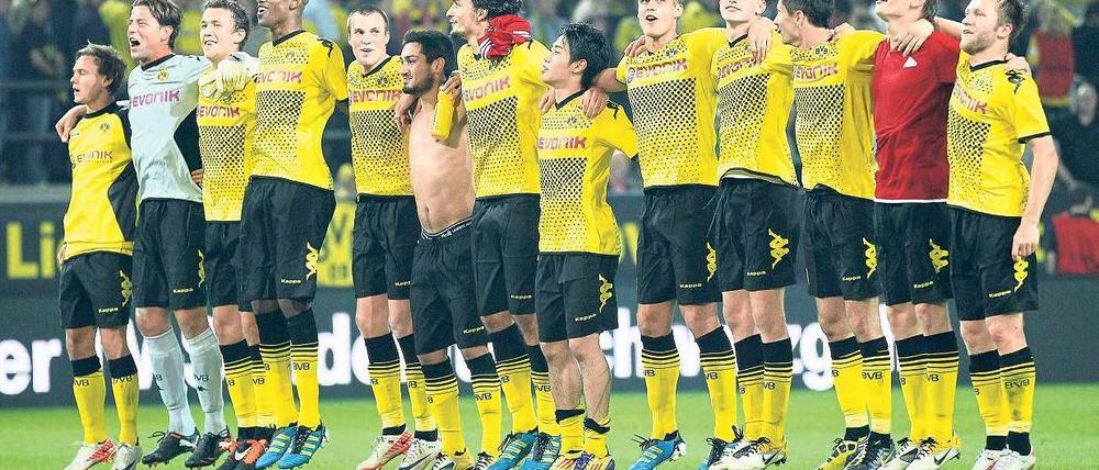 Abgehoben. Die Spieler vom Titelverteidiger Borussia Dortmund feiern schon wieder, diesmal den 3:1-Sieg über den Hamburger SV. Foto: Reuters