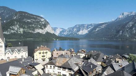 Schwer imitierbar. Hallstatt am Ufer des Hallstätter Sees im Salzkammergut. Foto: imago