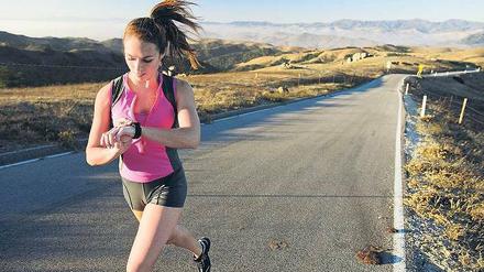Fit und gesund. Eine Läuferin bei San Luis Obispo in Kalifornien misst die Zeit. Wie viele Bewegungen kommt auch diese aus den USA. Foto: imago
