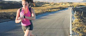Fit und gesund. Eine Läuferin bei San Luis Obispo in Kalifornien misst die Zeit. Wie viele Bewegungen kommt auch diese aus den USA. Foto: imago