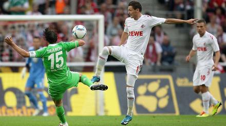 Der neue Wolfsburger Kapitän Christian Träsch (l.) im Zweikampf mit Kölns Torjäger Milivoje Novakovic.