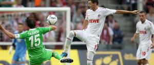 Der neue Wolfsburger Kapitän Christian Träsch (l.) im Zweikampf mit Kölns Torjäger Milivoje Novakovic.