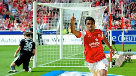 Schaut mich an, nicht ihn, scheint der Mainzer Sami Allagui nach dem 1:0 anzuzeigen. Doch sein Tor ermöglichte erst der Fehler von Leverkusens Torwart Fabian Giefer.