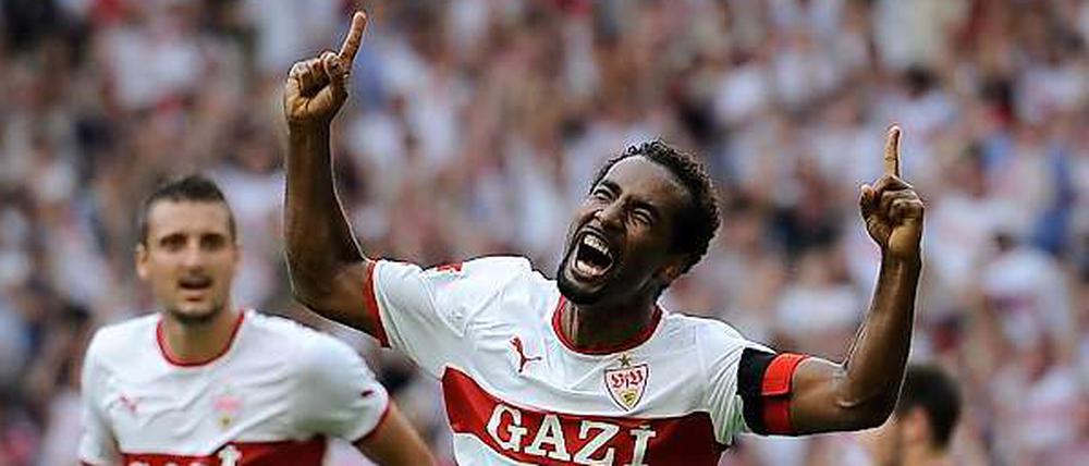 Cacau feiert seinen Treffer zum 1:0 gegen Schalke.