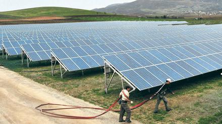 Standortfrage. Griechenland eignet sich nicht nur wegen seiner geographischen Lage gut für den Aufbau großer Solarkraftwerke. Stromerzeuger erhalten dort eine noch höhere Einspeisevergütung als in Deutschland. Offen ist aber, wie lange noch. Foto: AFP