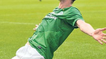 Einer geht noch. Rosenberg ist wieder da und jubelt über das 1:0.