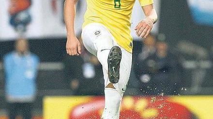 Brasilien lernt verlieren. Das Nationalteam (hier Andre Santos) steckt im Umbruch und schied im Viertelfinale der Copa America im Elfmeterschießen gegen Paraguay aus. Foto: AFP