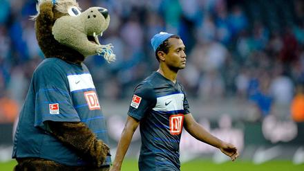 Hertha braucht Trost. Nur Herthino lächelt nach der Niederlage gegen Nürnberg – weil er keinen anderen Gesichtsausdruck im Repertoire hat. Raffael ist nachhaltig erschüttert von einem Spiel, in dem Hertha meistens hinterherlief.