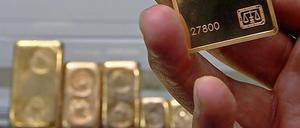 Hilft jetzt nur noch Gold? Nach der Herabstufung der Kreditwürdigkeit der USA ist die Angst an den Börsen weltweit groß, Panikverkäufe blieben jedoch bislang aus.