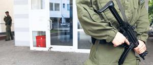 Nachmittags, irgendwo in Wedding. Tag und Nacht wachen schwerbewaffnete Polizisten vor dem Haus. Denn der Täter läuft noch immer da draußen rum. Foto: rtr