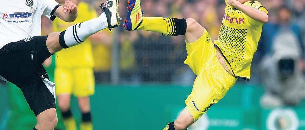 Ein halber Neuzugang. Shinji Kagawa (rechts) fehlte vergangene Saison fast während der gesamten Rückrunde. Jetzt zaubert er nach auskuriertem Fußbruch wieder. Foto: dpa