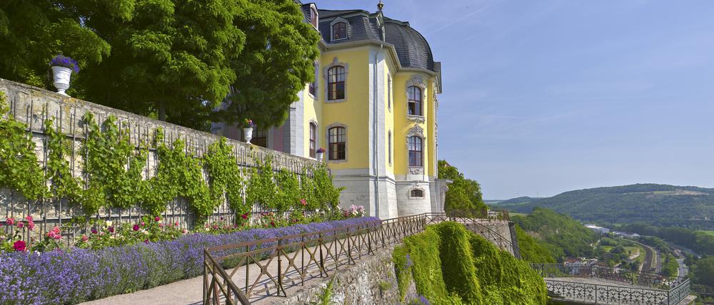 Terrassse mit Rokokoschlösschen der Dornburger Schlösser, Dornburg, Saale-Holzland-Kreis, Thüringen, Deutschland