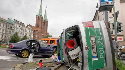 Gerammt. Eine Stunde war die Kreuzung gesperrt, nachdem es zum Unfall an der Yorckstraße Ecke Mehringdamm kam. Die beiden Polizisten wurden bei dem Unfall leicht verletzt, der andere Autofahrer gar nicht.