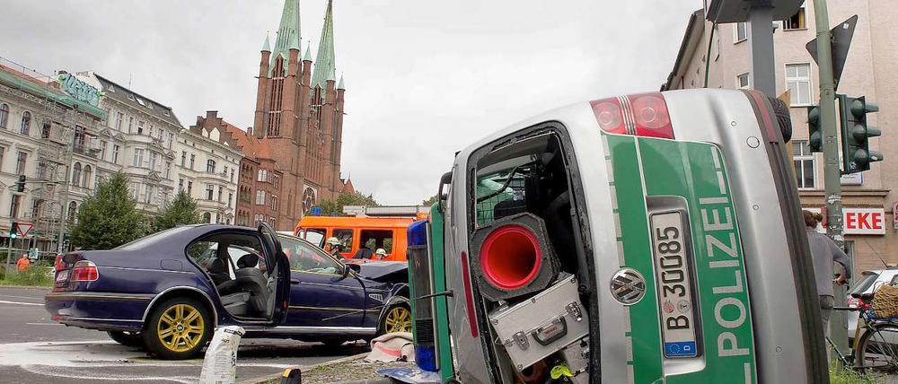 Gerammt. Eine Stunde war die Kreuzung gesperrt, nachdem es zum Unfall an der Yorckstraße Ecke Mehringdamm kam. Die beiden Polizisten wurden bei dem Unfall leicht verletzt, der andere Autofahrer gar nicht.