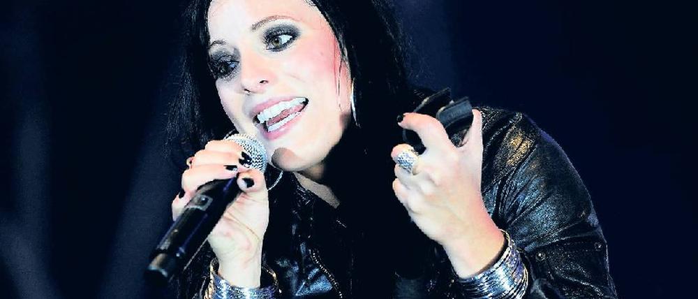 Gewonnen! Silbermond samt Frontfrau Stefanie Kloß haben einen 2011er Echo. Foto: dpa