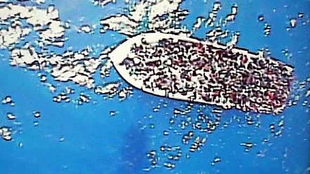Dieses Bild wurde von der italienischen Küstenwache veröffentlicht. Ungefähr 300 Flüchtlinge haben sich auf engstem Raum in ein Boot gequetscht, sie wollen nach Lampedusa.