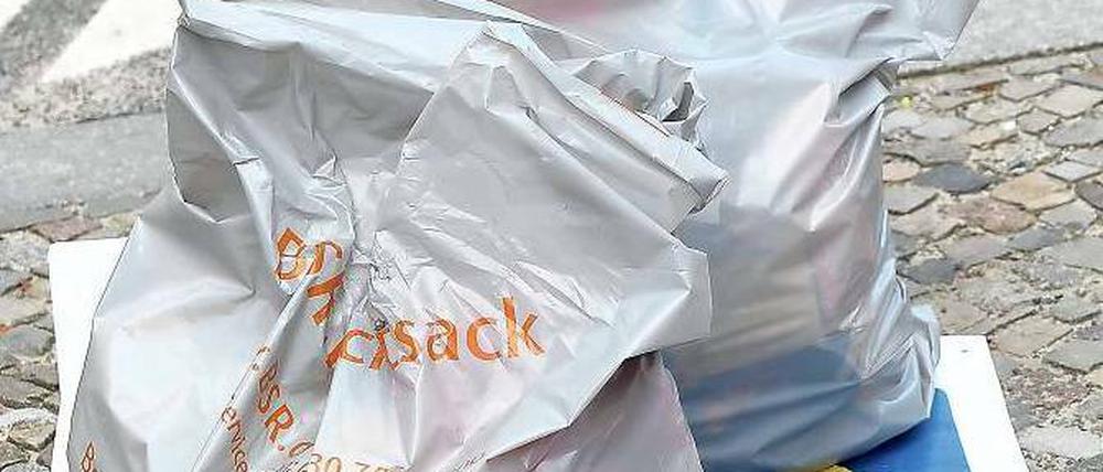 Papierschlacht. Rund fünf Millionen Euro geben die Berliner Parteien ingesamt für die Werbung zur Abgeordnetenhauswahl aus. Der Trend geht zu recyclingfähigem Material. Foto: Snapshot/Seel