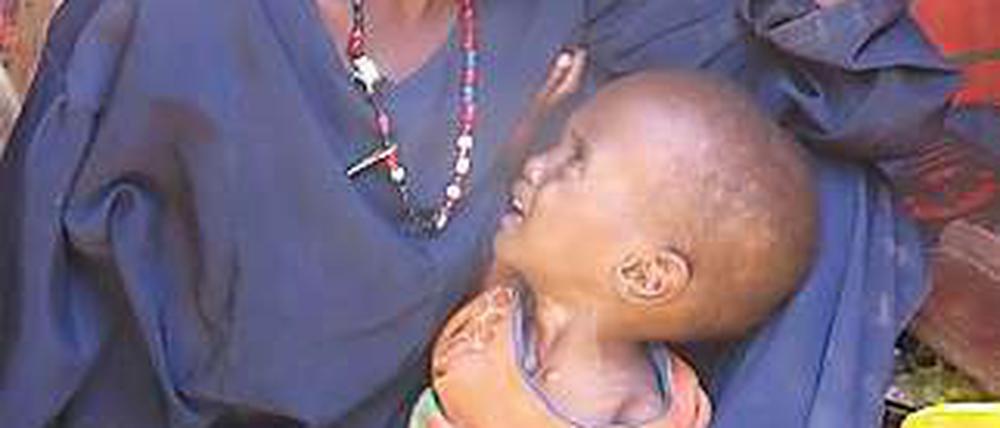 Wird er überleben? Die somalische Flüchtlingsfrau Mariama mit ihrem kleinen Sohn Hassan im Lager Dolo Ado in Äthiopien. 