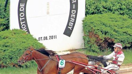 Peter Strooper, 44, gewann am Wochenende mit der Stute Lobell Countess sensationell das Traber-Derby in Berlin. Foto: Imago