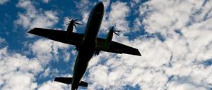 Der Himmel über Berlin. Im Streit um die neuen Flugrouten traten die Ressentiments, die Ost und West gegeneinander haben, wieder deutlich zu Tage.