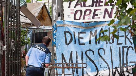Der Streit im Tacheles entzündete sich um eine Stahlkonstruktion der Künstler, die nun eingerissen werden soll. Bereits am Montag war Polizei vor Ort.