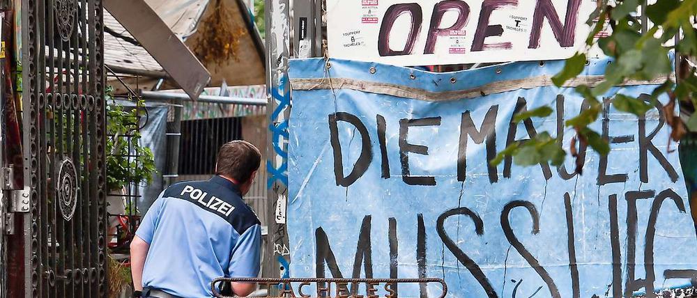 Der Streit im Tacheles entzündete sich um eine Stahlkonstruktion der Künstler, die nun eingerissen werden soll. Bereits am Montag war Polizei vor Ort.