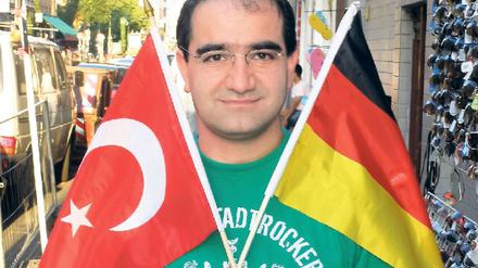 Flagge zeigen. Grünen-Politiker Özcan Mutlu wird derzeit viel Aufmerksamkeit zuteil. 