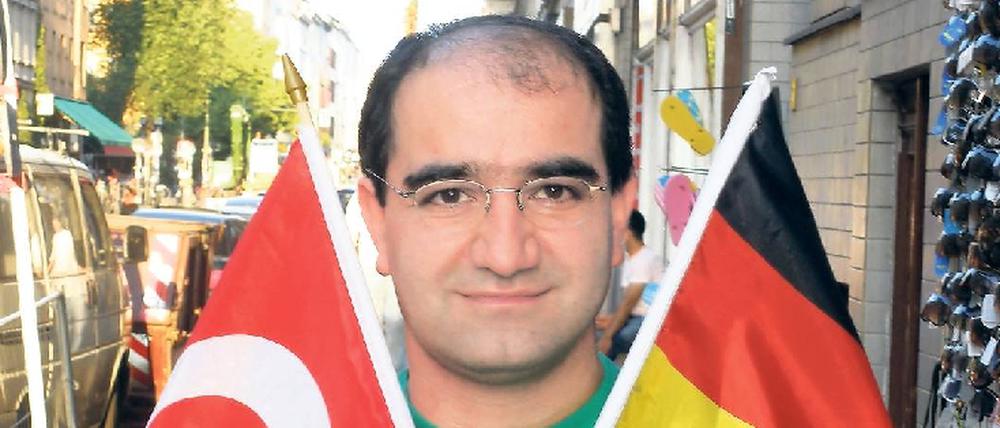 Flagge zeigen. Grünen-Politiker Özcan Mutlu wird derzeit viel Aufmerksamkeit zuteil.