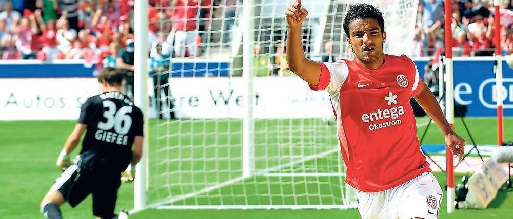 Schaut mich an, nicht ihn, scheint der Mainzer Sami Allagui nach dem 1:0 anzuzeigen. Doch sein Tor wurde erst durch den Fehler von Bayer-Torwart Giefer möglich. Foto: dapd