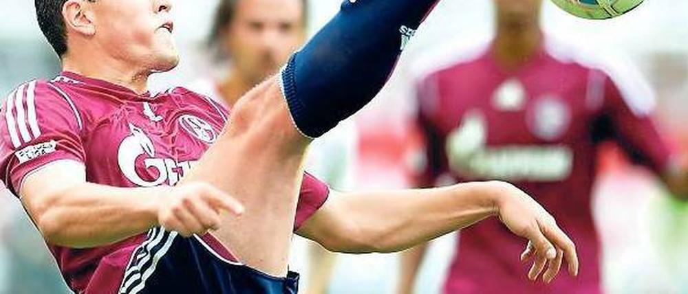 Mein Feind, der Ball. Auch Schalkes Kyriakos Papadopoulos tat sich mit dem Spielgerät schwer. Foto: dpa