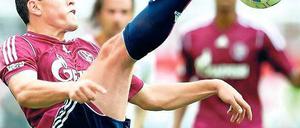 Mein Feind, der Ball. Auch Schalkes Kyriakos Papadopoulos tat sich mit dem Spielgerät schwer. Foto: dpa