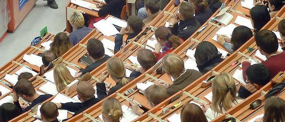Die Plätze im Hörsaal sind rar und begehrt.