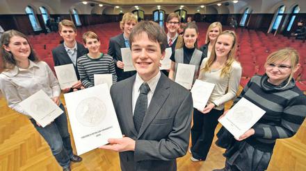Jung und jünger. Erstsemester präsentieren ihre Immatrikulationsurkunden in Jena. Auch wegen Schnellläuferklassen starten Abiturienten früher ins Studium. Unis fragen sich jetzt: Darf heute noch Alkohol bei der Immafeier an Minderjährige ausgeschenkt werden?Foto: dpa