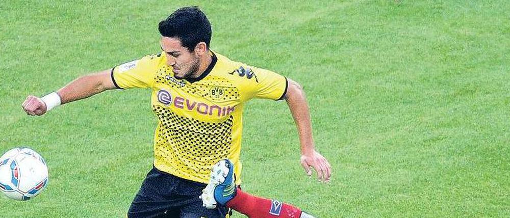 Andere fallen ab. Gegen den HSV (hier mit Kacar) gefiel der Dortmunder Ilkay Gündogan als Ideen- und Passgeber. 