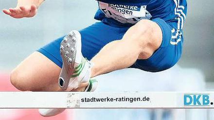 Hürden als Herausforderung. Der 22-jährige Rico Freimuth, hier bei der WM-Qualifikation in Ratingen, geht jetzt den Zehnkampf viel konzentrierter an als früher. Foto: dpa