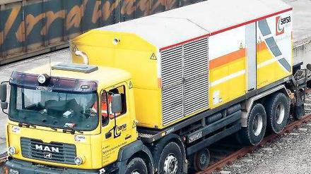 Schienenfahrzeug. Dieser Speziallastwagen wurde gestohlen.