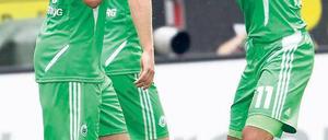 Verweile doch, du trifftst so schön! Hasan Salihamidzic fordert Wolfsburgs zweimaligen Torschützen Patrick Helmes (l.) zum Bleiben auf, doch der könnte trotzdem gehen. Foto: Reuters