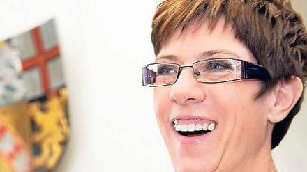 Fröhlich. Annegret Kramp-Karrenbauer am Mittwoch im saarländischen Landtag. Foto: dpa