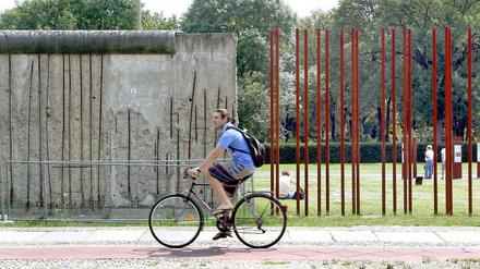 Ein Radfahrer fährt an der Mauergedenkstätte an der Bernauer Straße vorbei.