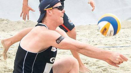 Sand im Betriebe. Julius Brink (hinten) und Jonas Reckermann haben in Klagenfurt das Viertelfinale erreicht. Foto: dapd
