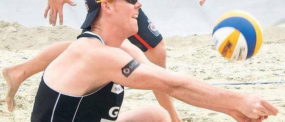 Sand im Betriebe. Julius Brink (hinten) und Jonas Reckermann haben in Klagenfurt das Viertelfinale erreicht. Foto: dapd