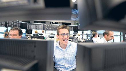 Der Anfang war gut. Am Mittwochmorgen hellten sich die Gesichter der Frankfurter Aktienhändler auf – der Dax stieg um drei Prozent. Doch von Trendwende war dann doch keine Spur. Bis zum Abend rutschten die Kurse wieder tief ins Minus. Foto: dapd